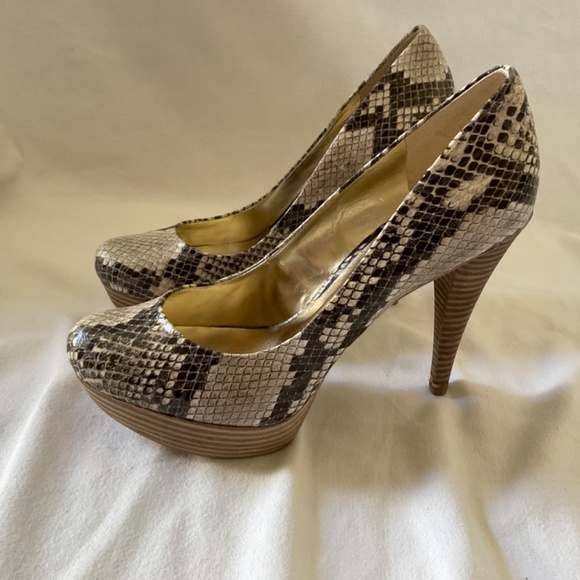 Guess Shoes, Size 8, Snakeskin Print - Picture 2 of 5